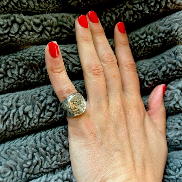 Digby and Iona Whitman Signet Ring - Picture 2 of 7